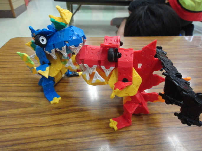 子どもたちが遊具で作った恐竜の写真